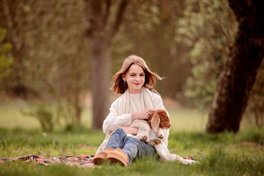 Familienfotoshooting-mit-ziegen-babys